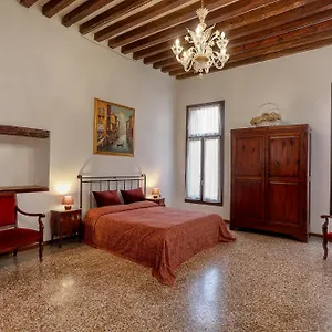 Flat With Canal View Near San Marco Italy